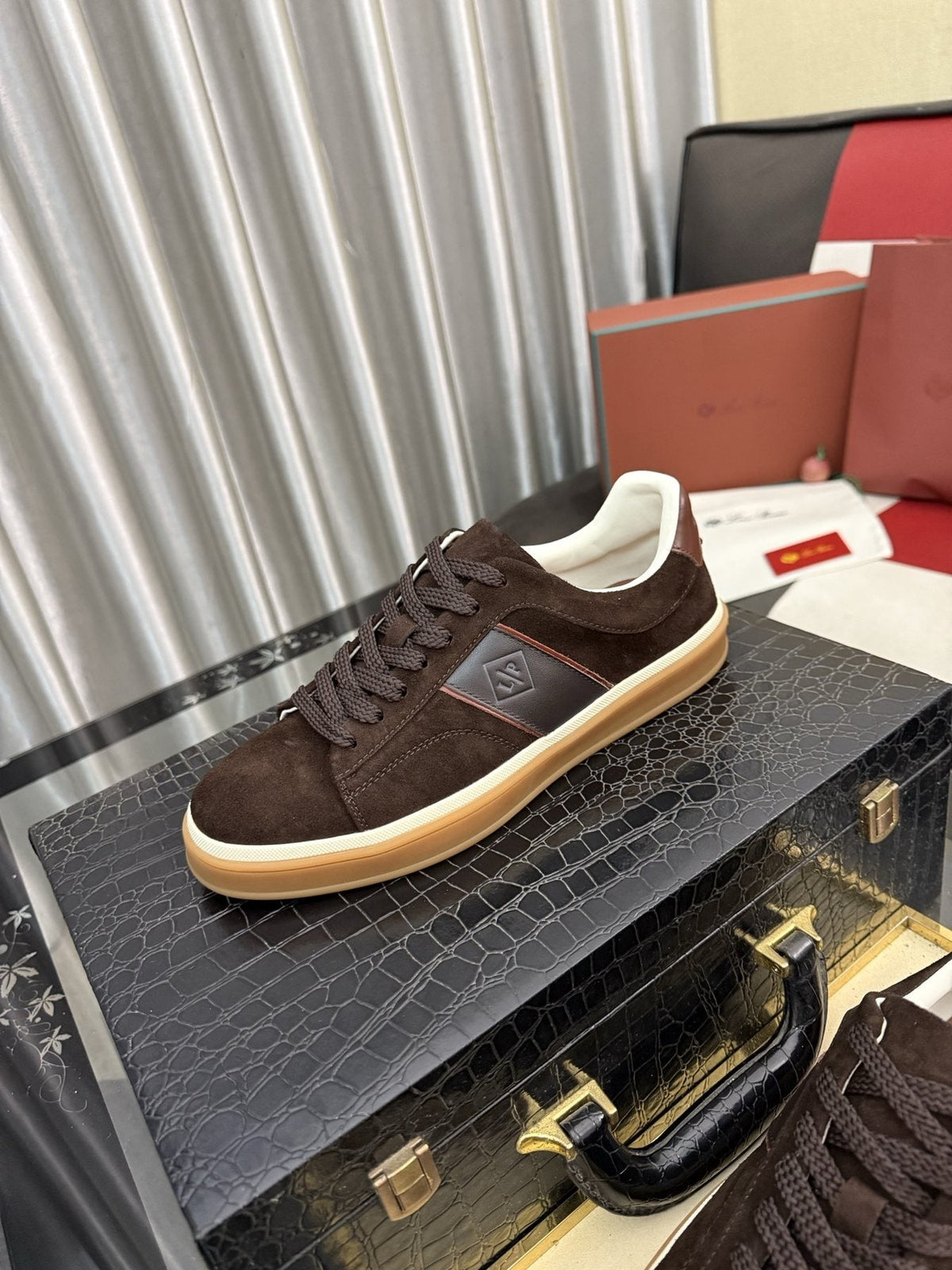 Low-Top Lace-Up Sneakers - Gum Sole